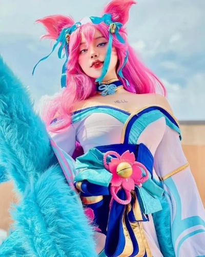 《LOL》灵魂莲华COS女神，颜值身材惊艳全场
