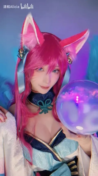 《LOL》灵魂莲华COS女神，颜值身材惊艳全场