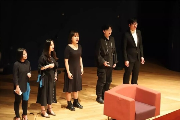 银与绯阿卡贝拉角色深度解析：揭秘魅力背后的故事