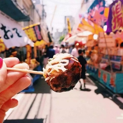 《小岛秀夫深夜打卡！揭秘夜市烤肠、糖葫芦的诱人魅力》